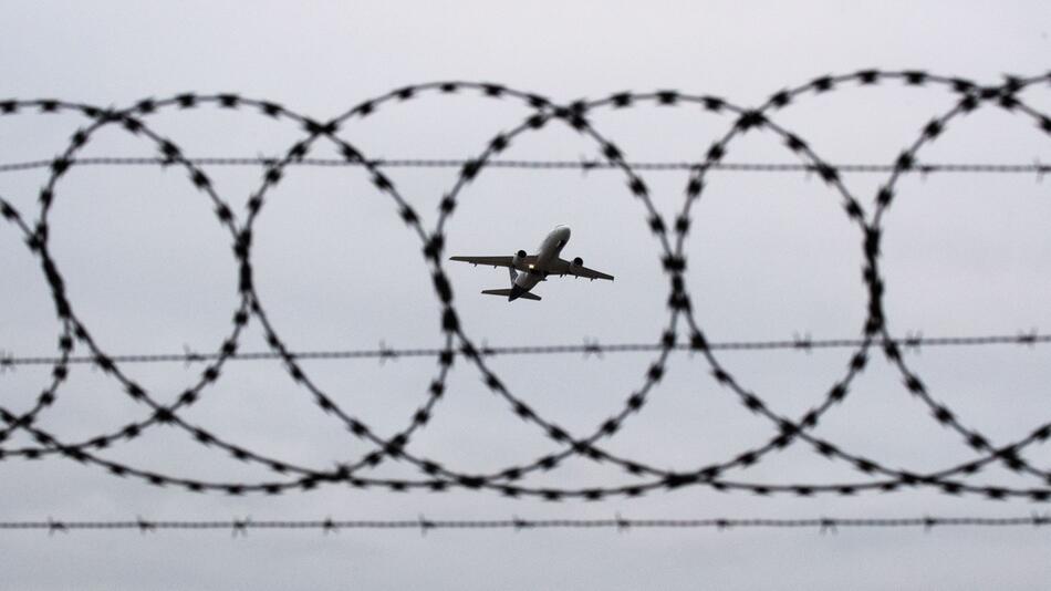 Flugzeug bei Start am Flughafen Hannover