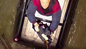 Mann steckt in Fluten fest – Drohne wirft Rettungsweste ab