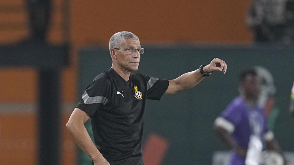 Ghanas Nationaltrainer Chris Hughton gestikuliert während des Spiels gegen die Kapverdischen Inseln
