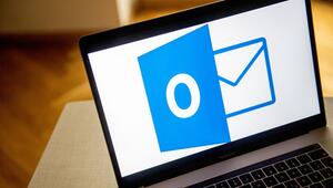 Ein Laptop mit dem Logo von Outlook