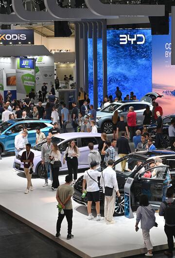 Besucher am Stand vom chinesischen Autobauer BYD auf der IAA