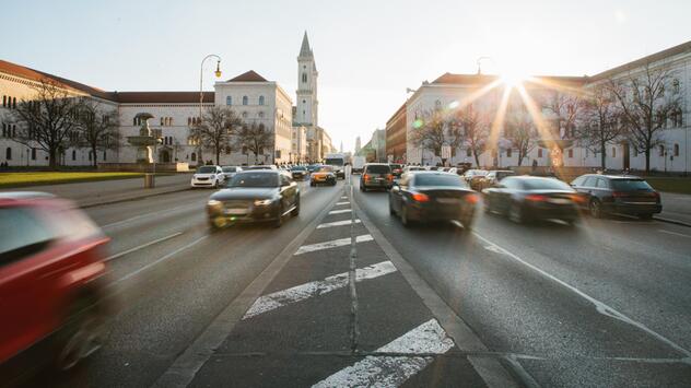 Leopoldstraße in München, viel Verkehr