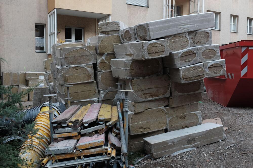 Offenes Dämmmaterial in einem Innenhof der Siedlung: Die Mieter erzählen, es sei bei Regen nass ...