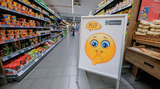Aufsteller zur "Stillen Stunde" in einem Supermarkt.