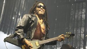 Lenny Kravitz wurden bei einem Konzert mehrere Dreadlocks vom Kopf gerissen.