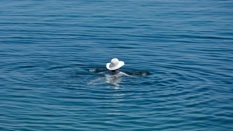 Eine Frau badet im Schwarzen Meer.