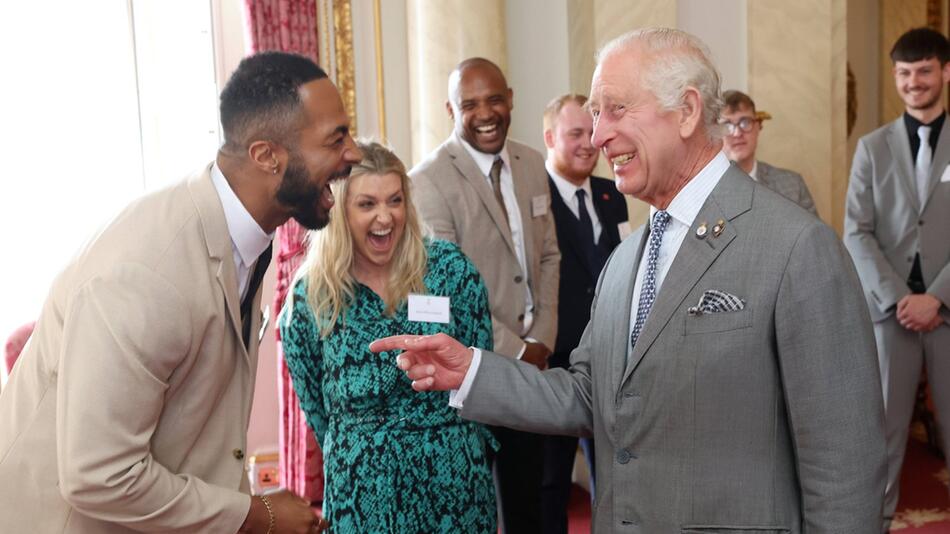 DJ Tyler West scherzt mit König Charles III.