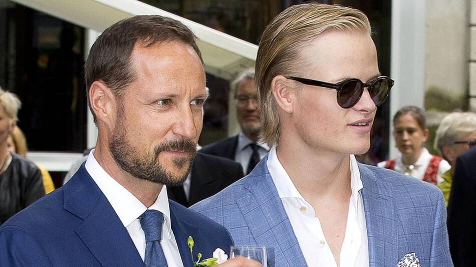 Kronprinz Haakon von Norwegen (l.) mit seinem Stiefsohn Marius Borg Høiby