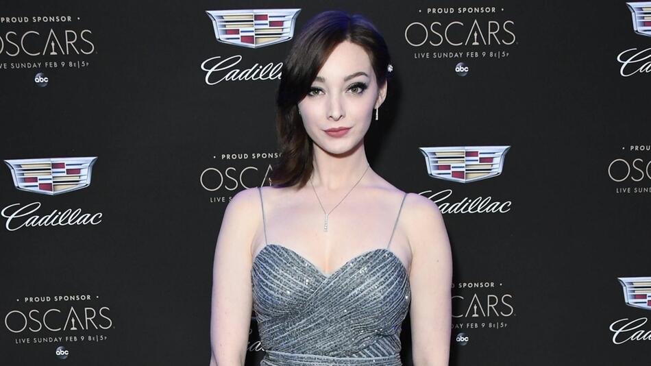 Emma Dumont trat bislang als Frau auf.