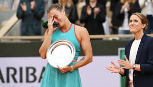 Aryna Sabalenka kann ihre Tränen nach der Finalniederlage gegen Coco Gauff nicht zurückhalten.