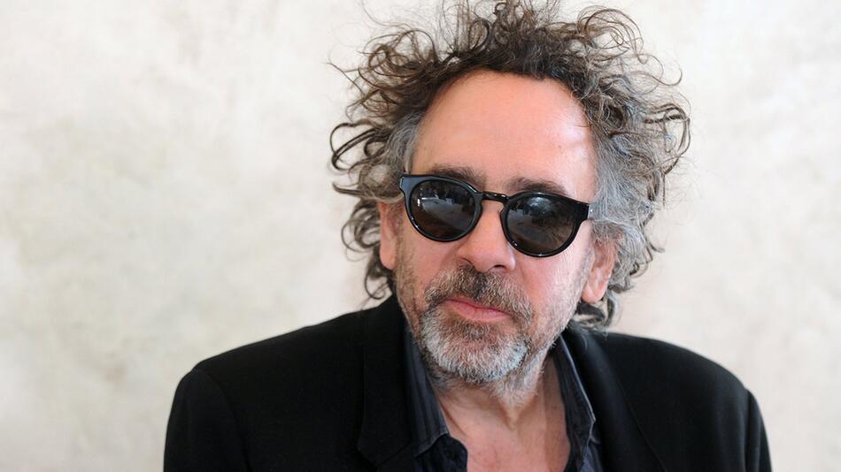 Regisseur Tim Burton soll ein "Angriff der 20-Meter-Frau"-Remake umsetzen.