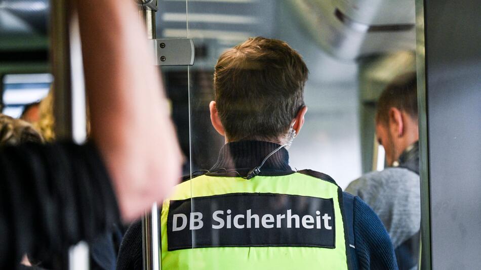 Bahn-Sicherheitsmann stürzt bei Streit aus fahrendem Zug
